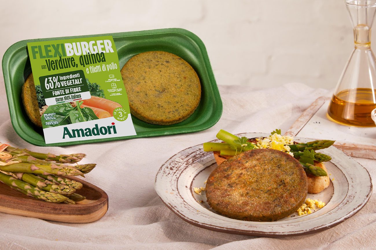 Flexi Burger con verdure, quinoa e filetti di pollo Amadori con asparagi, crumble di uovo e pane tostato